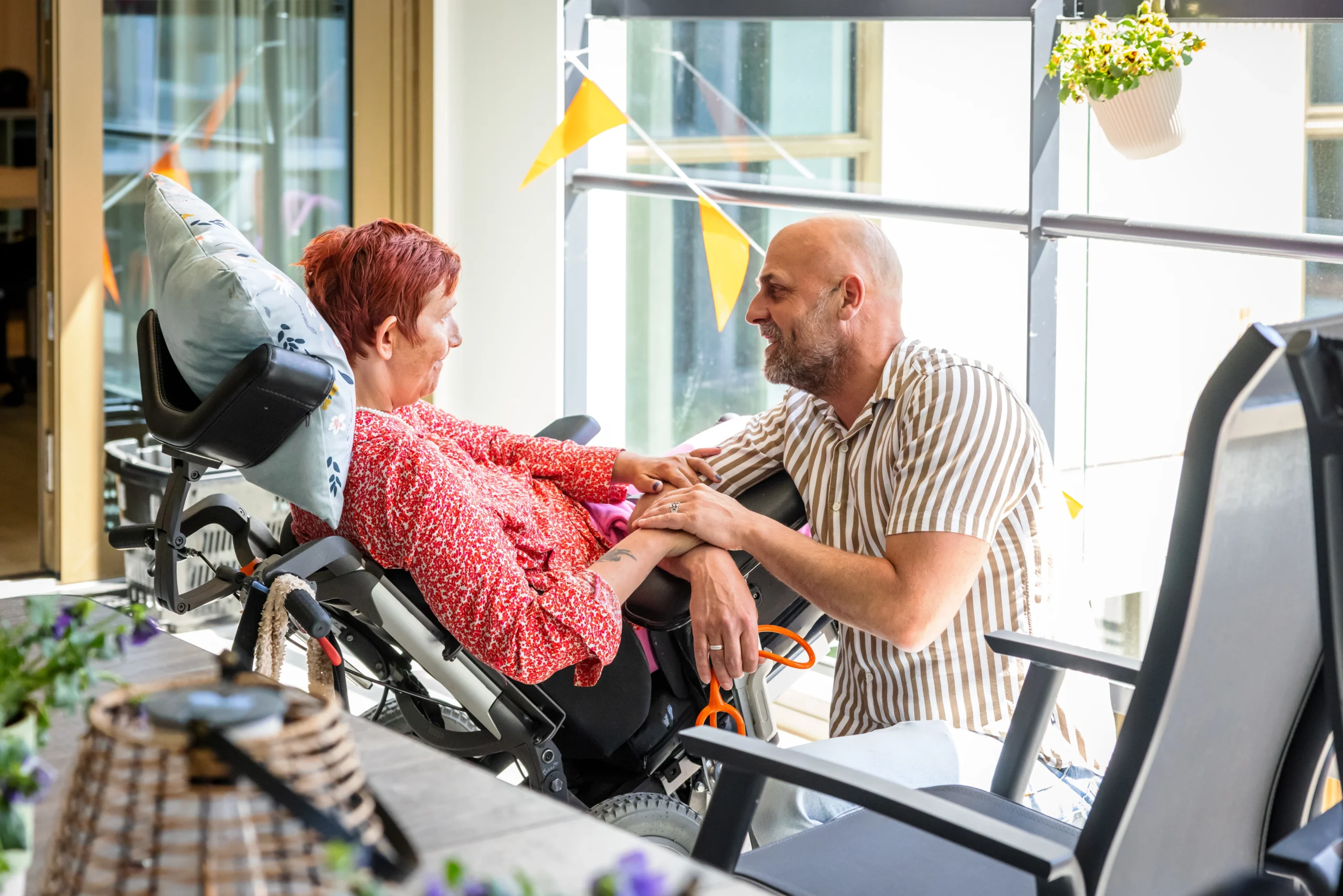Zorgcollega van Topaz zit naast een bewoner