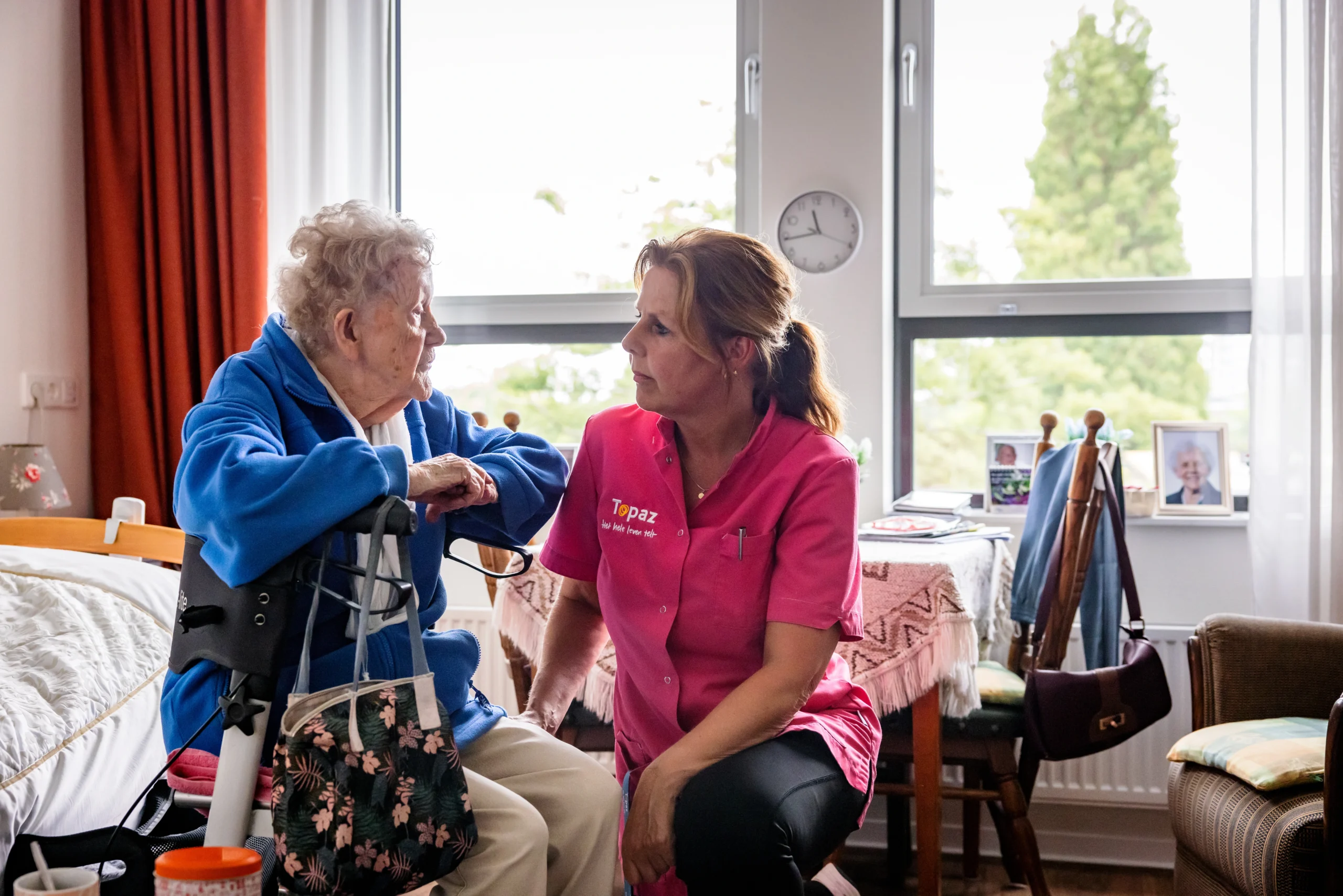 Zorgcollega van Topaz samen met bewoner Zorgcollega van Topaz samen met bewoner