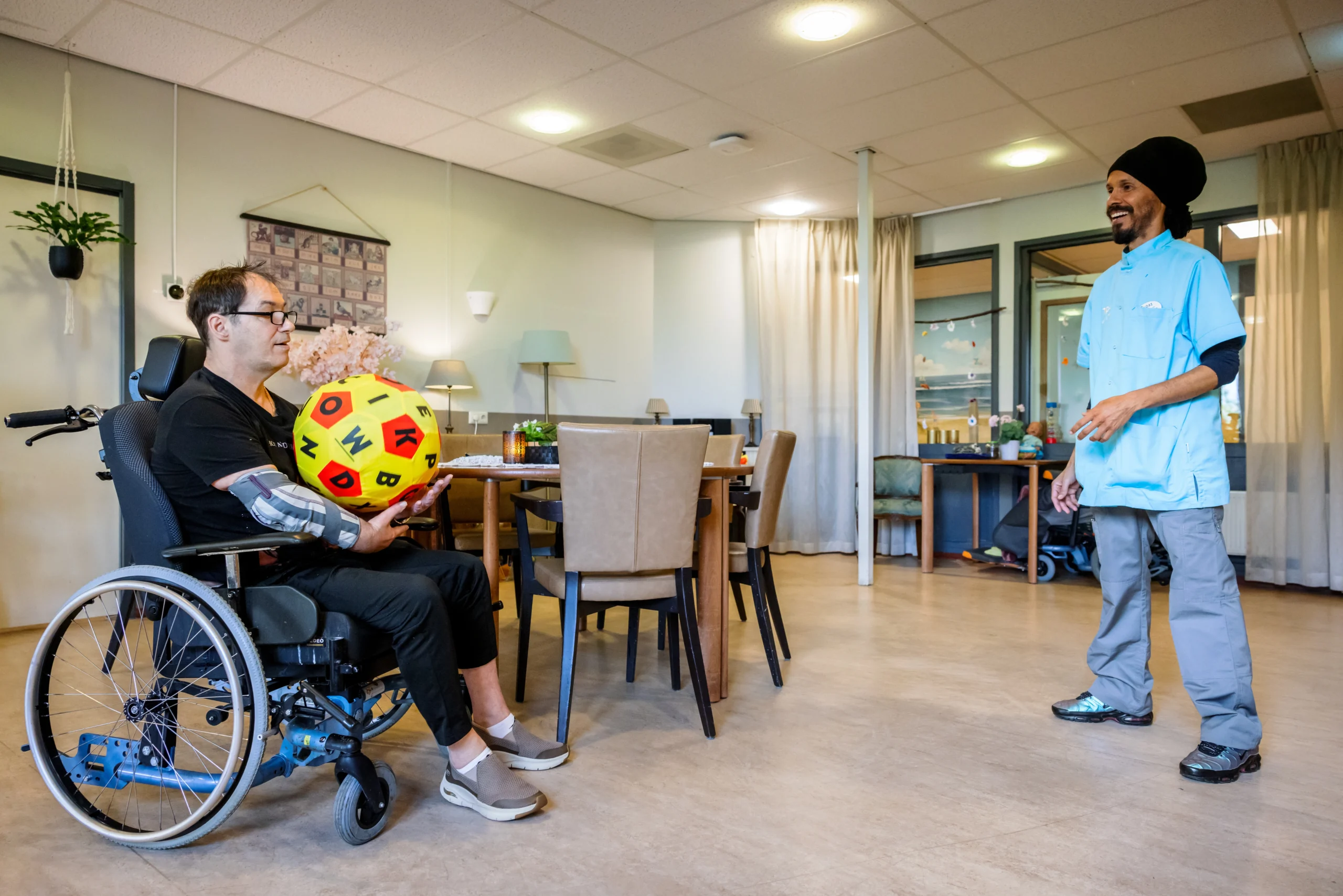 Zorgcollega van Topaz samen met een bewoner
