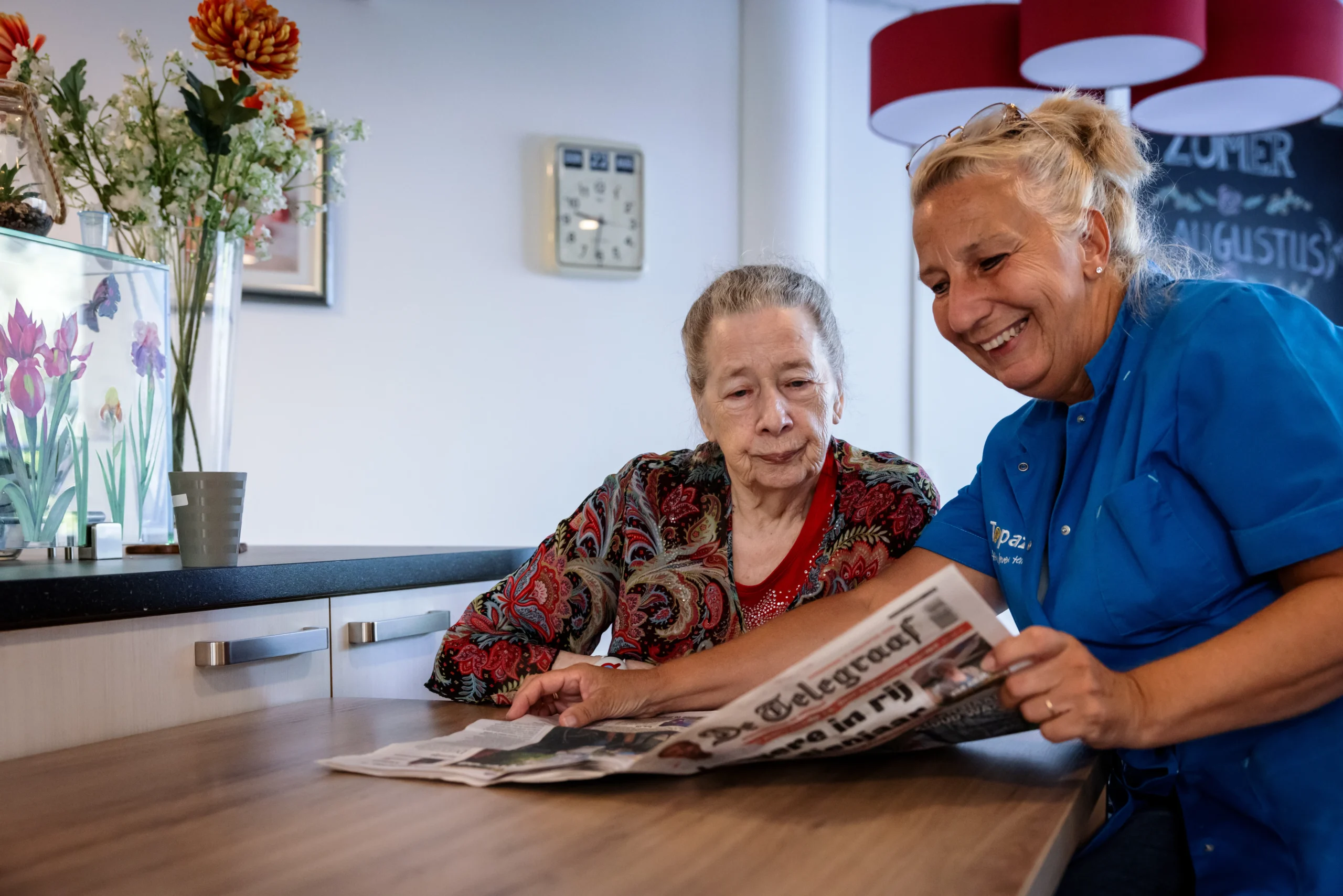 Zorgcollega van Topaz samen met een bewoner
