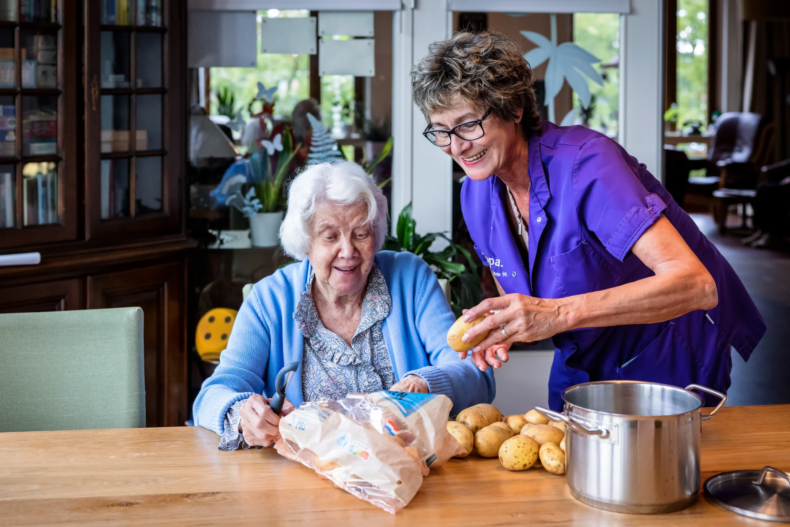 Zorgcollega van Topaz kookt samen met een bewoner
