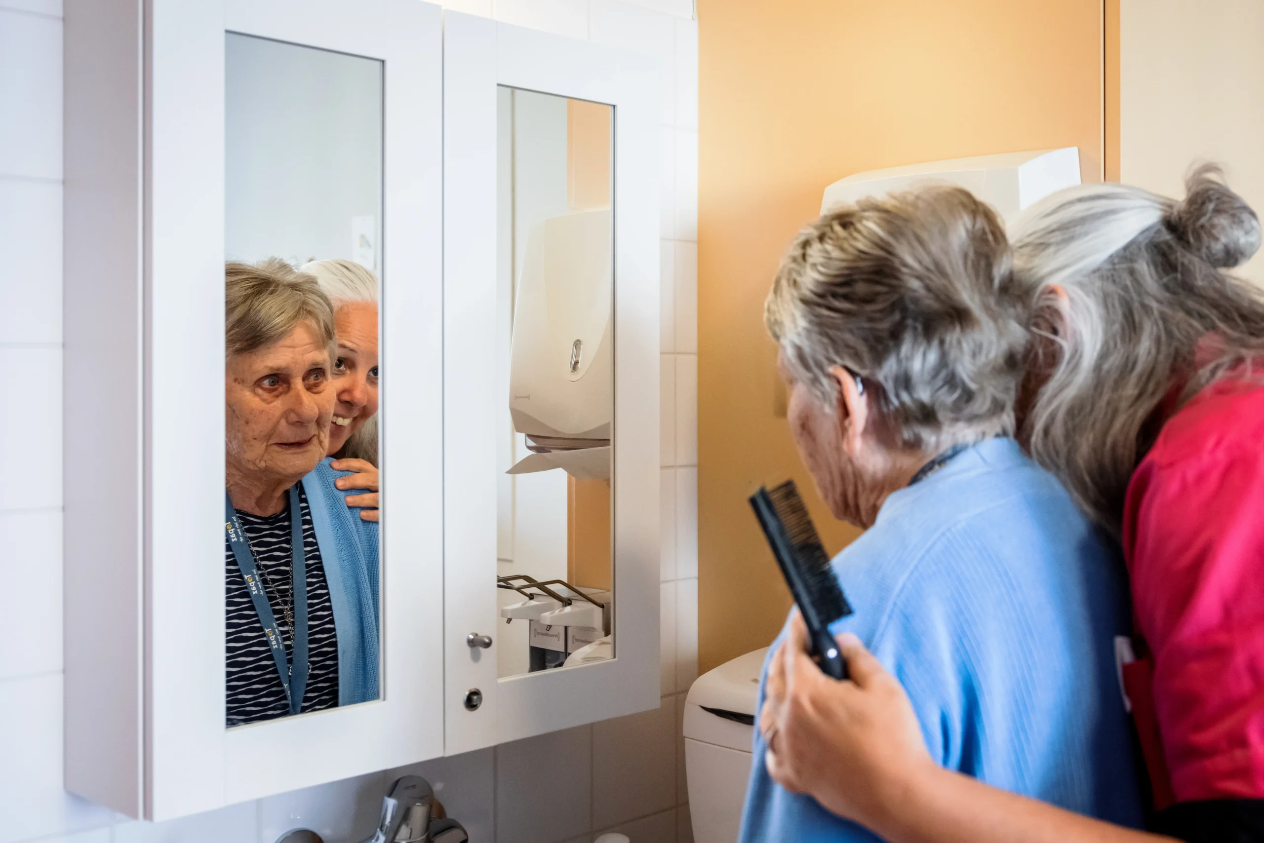 Zorgcollega van Topaz samen met een bewoner
