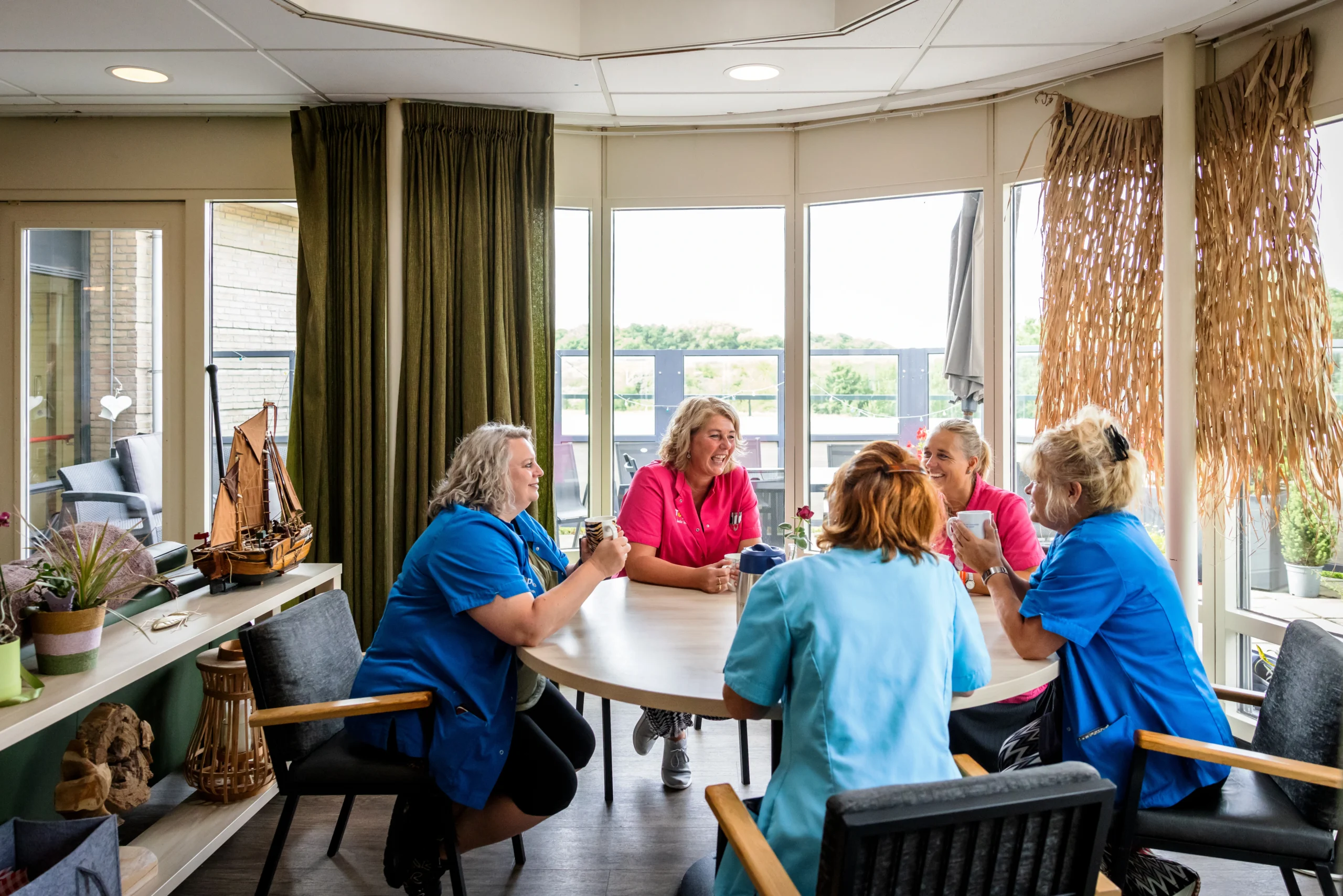 Zorgcollega's van Topaz met elkaar aan tafel Zorgcollega's van Topaz met elkaar aan tafel