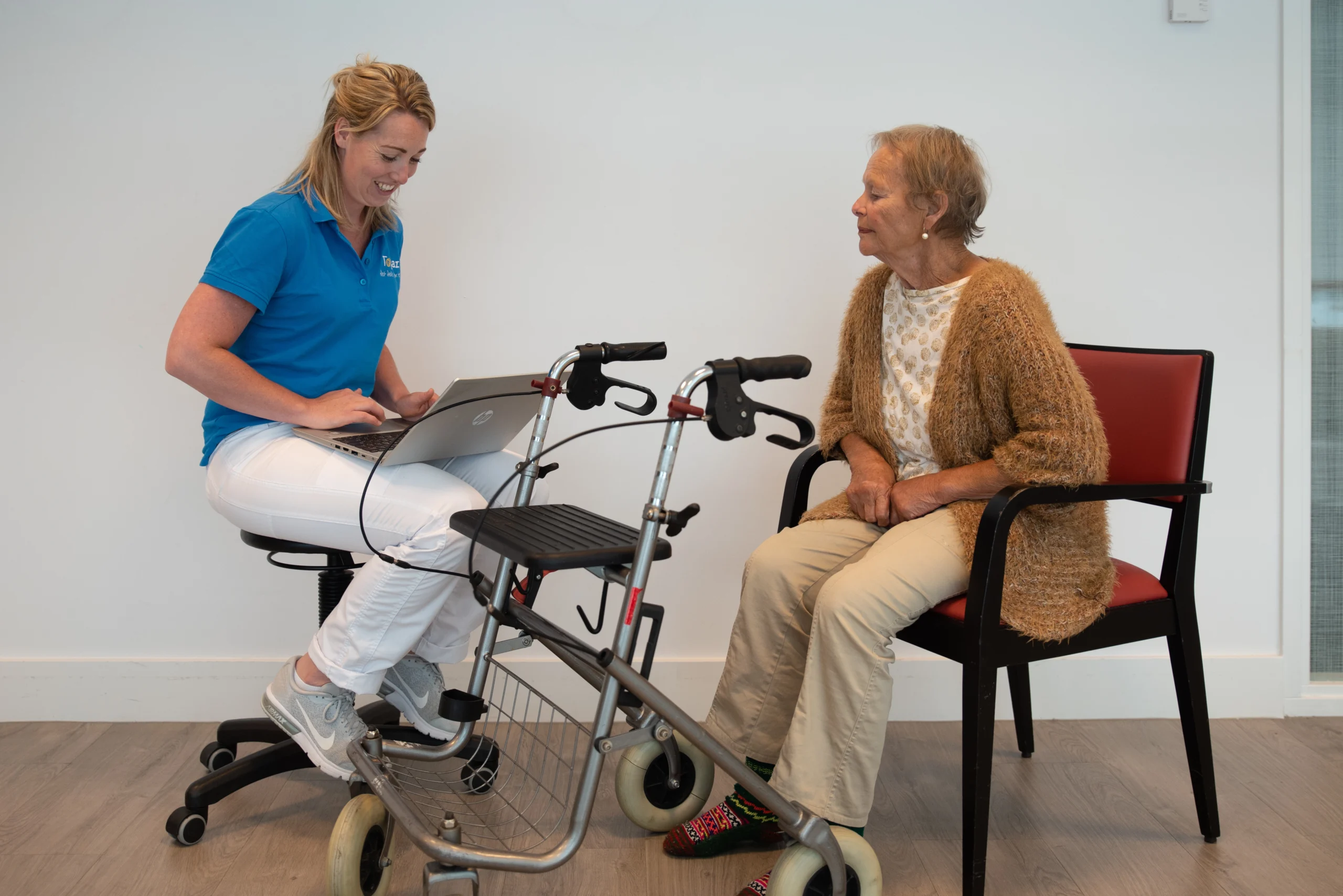 Zorgcollega van Topaz zit samen met een bewoner