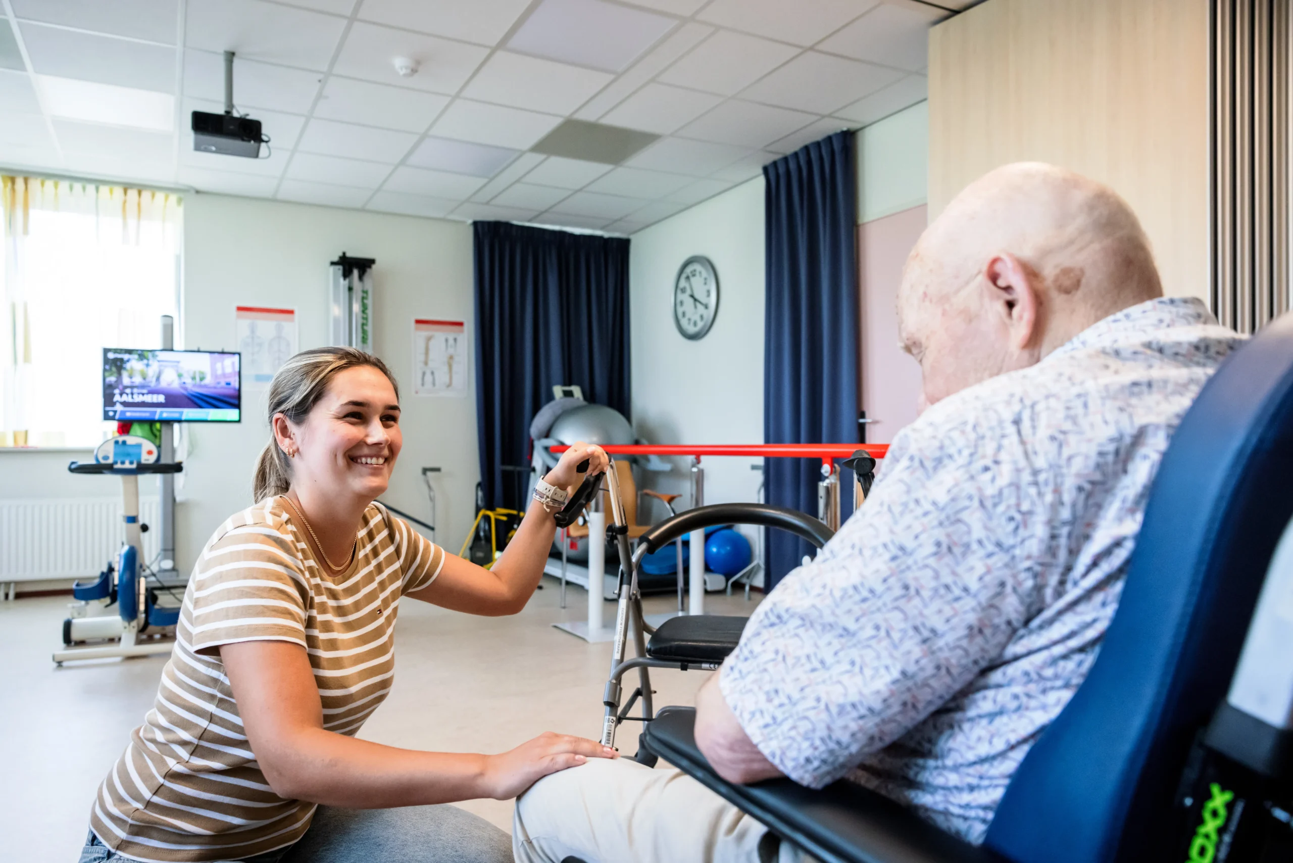 Zorgcollega van Topaz samen met een bewoner
