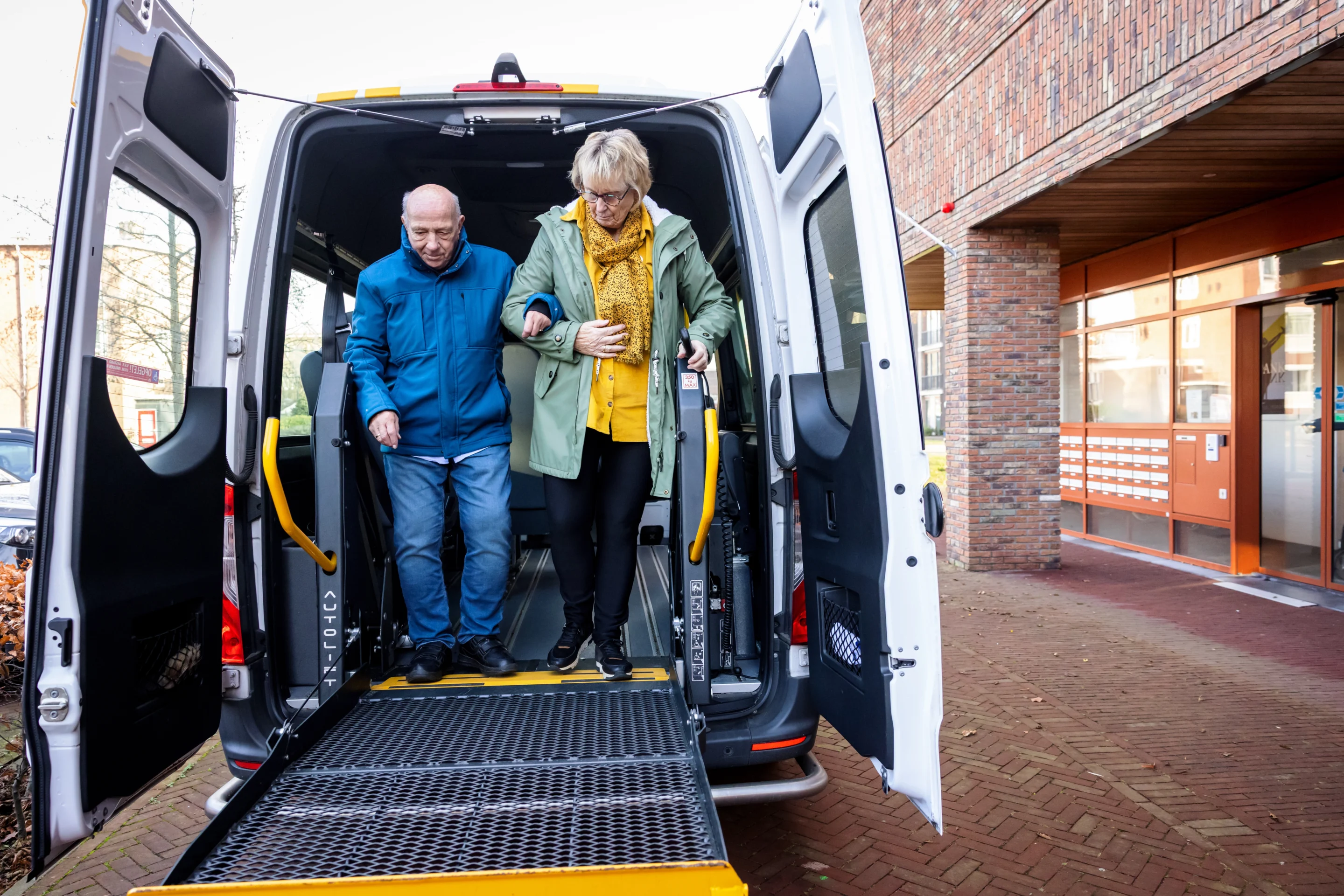 Vrijwilliger bij Topaz samen met een bewoner Vrijwilliger bij Topaz samen met een bewoner