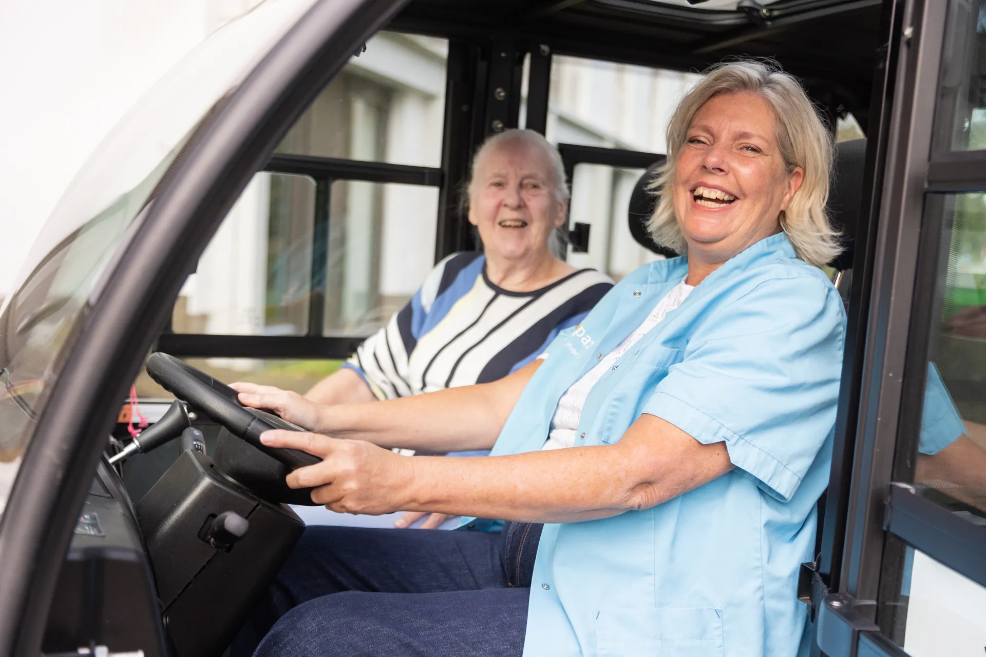 Zorgcollega van Topaz samen met een bewoner Zorgcollega van Topaz samen met een bewoner