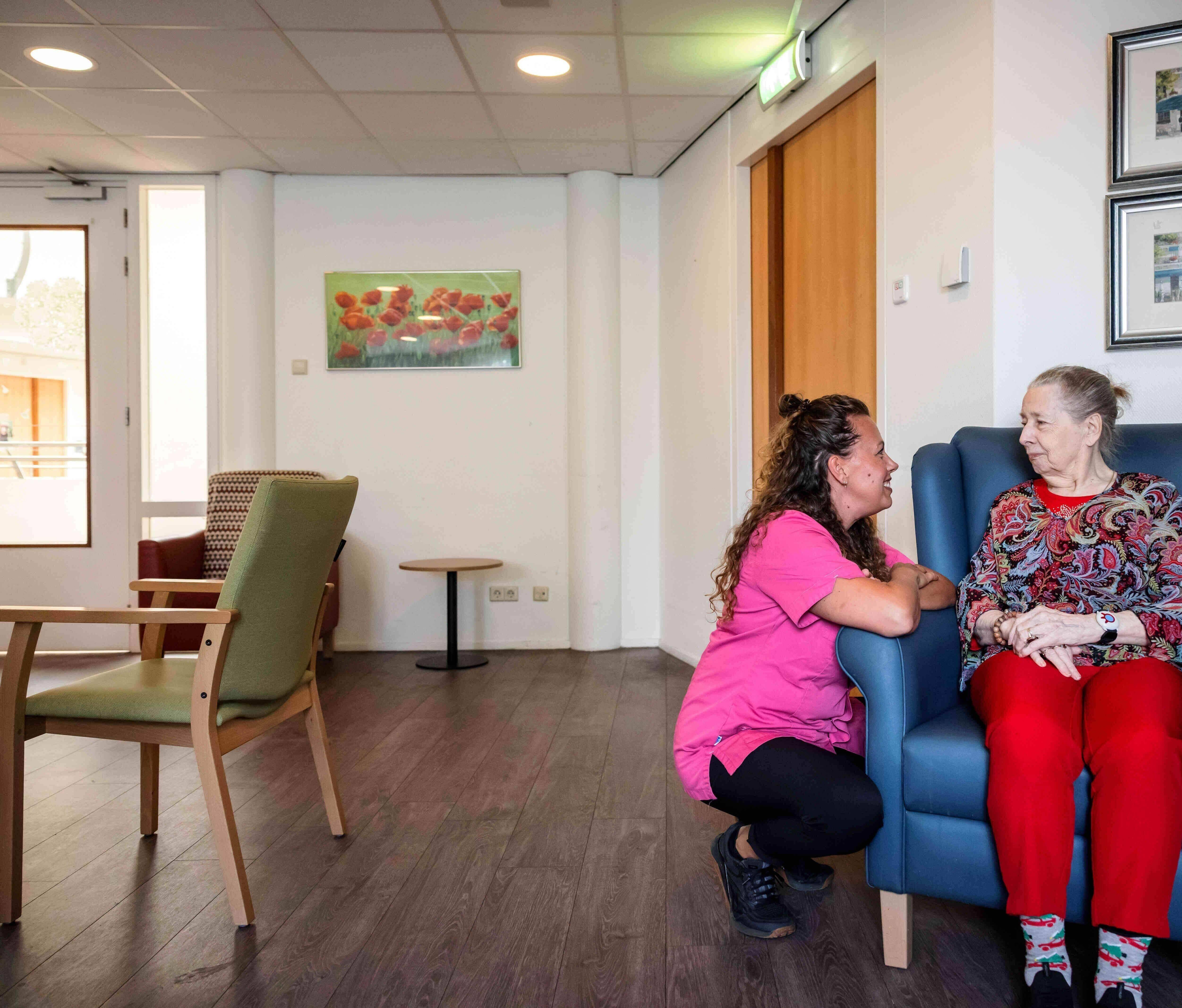 Zorgcollega van Topaz samen met een bewoner
