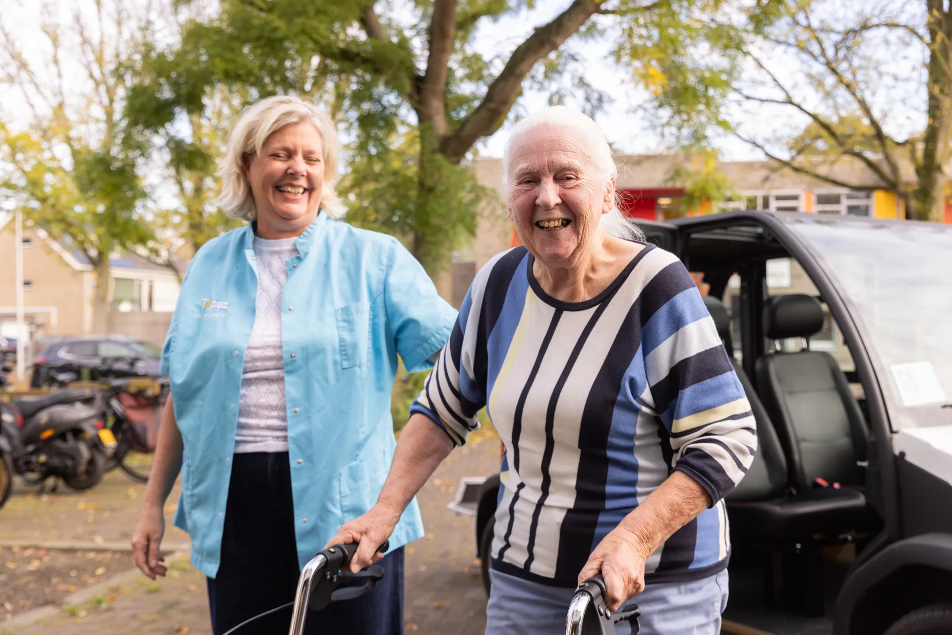 Zorgcollega van Topaz samen met een bewoner
