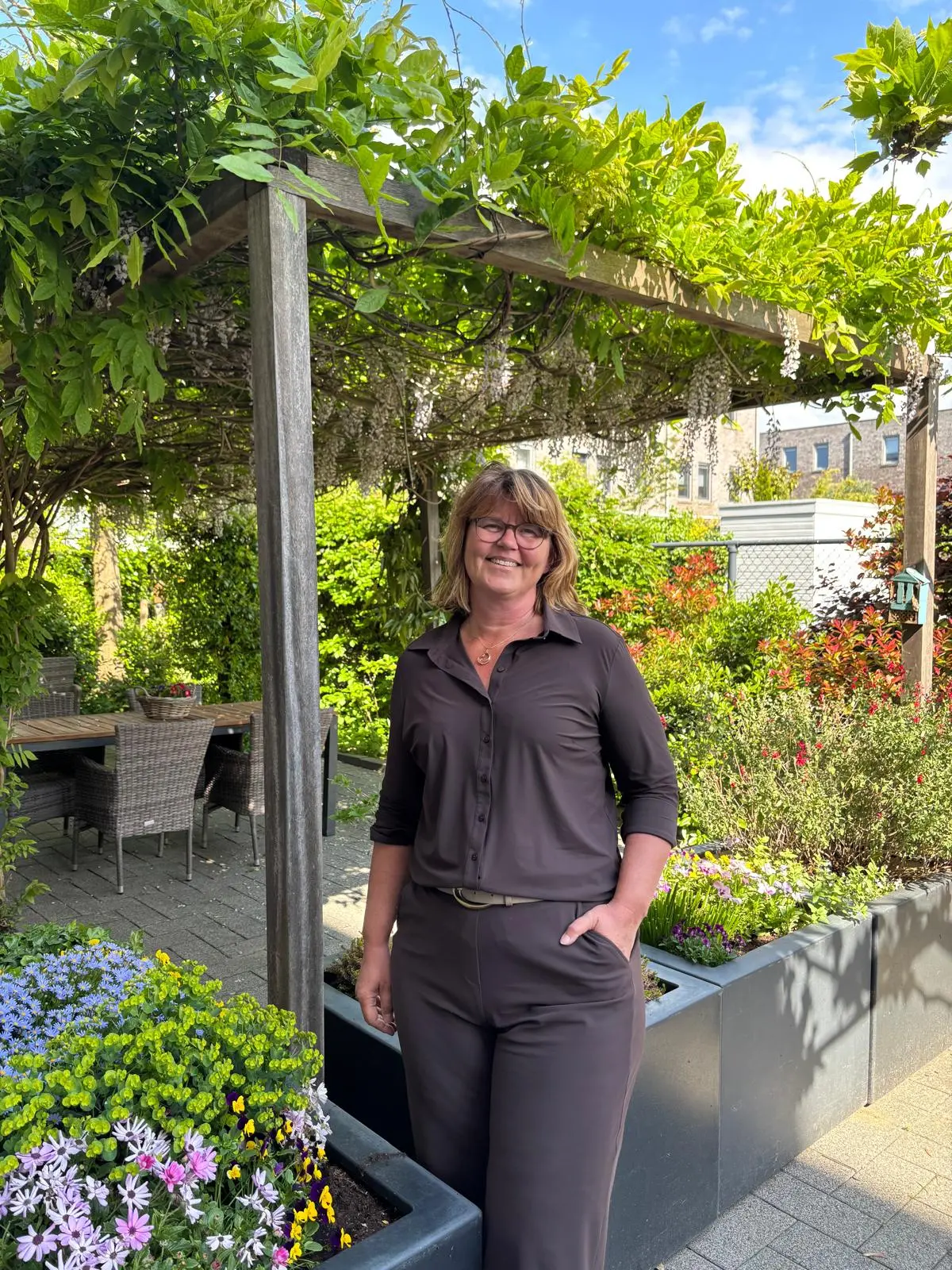 Elsbeth in de tuin van Topaz Vlietwijk Elsbeth in de tuin van Topaz Vlietwijk