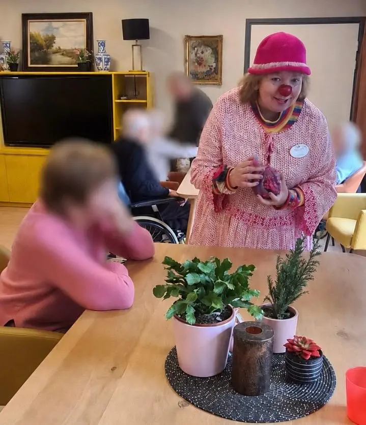 Sandra activiteitenbegeleider bij Topaz Overrhyn als Doppie contactclown Sandra activiteitenbegeleider bij Topaz Overrhyn als Doppie contactclown