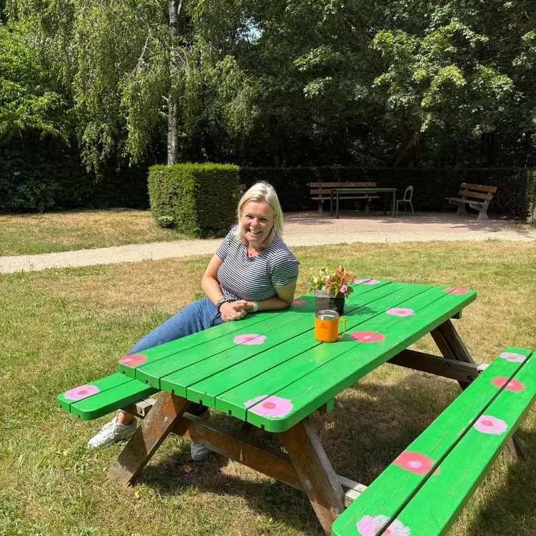 Janneke coördinator vrijwillige inzet in de tuin van Topaz Overrhyn