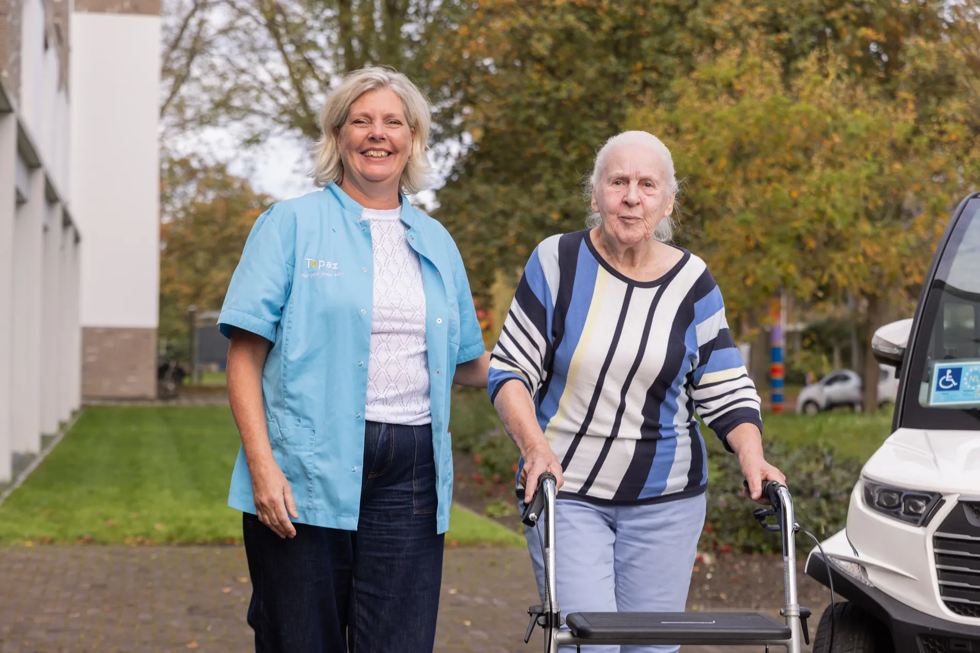 Zorgcollega van Topaz samen met een bewoner
Zorgcollega van Topaz samen met een bewoner