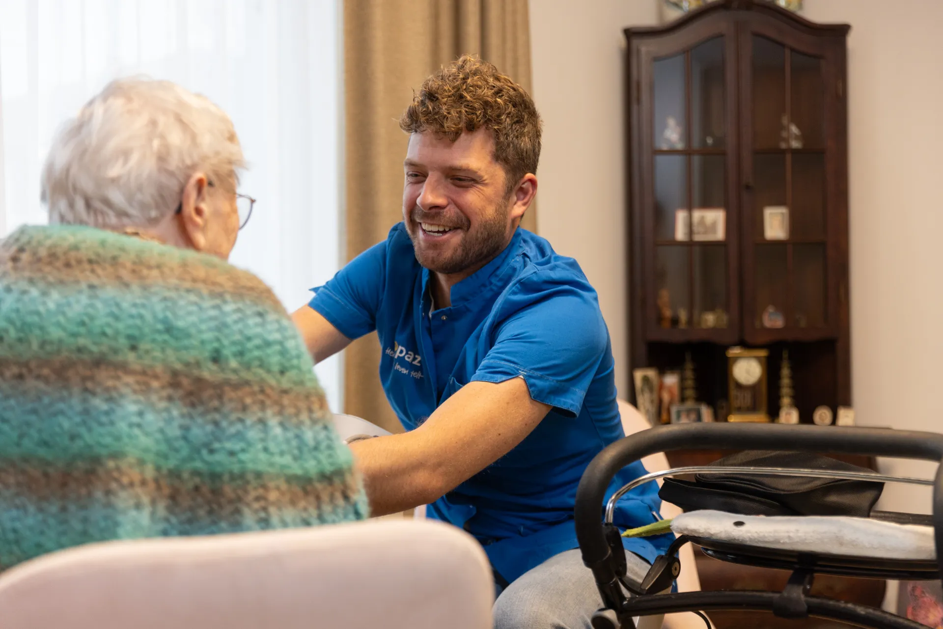 Zorgcollega van Topaz samen met bewoner