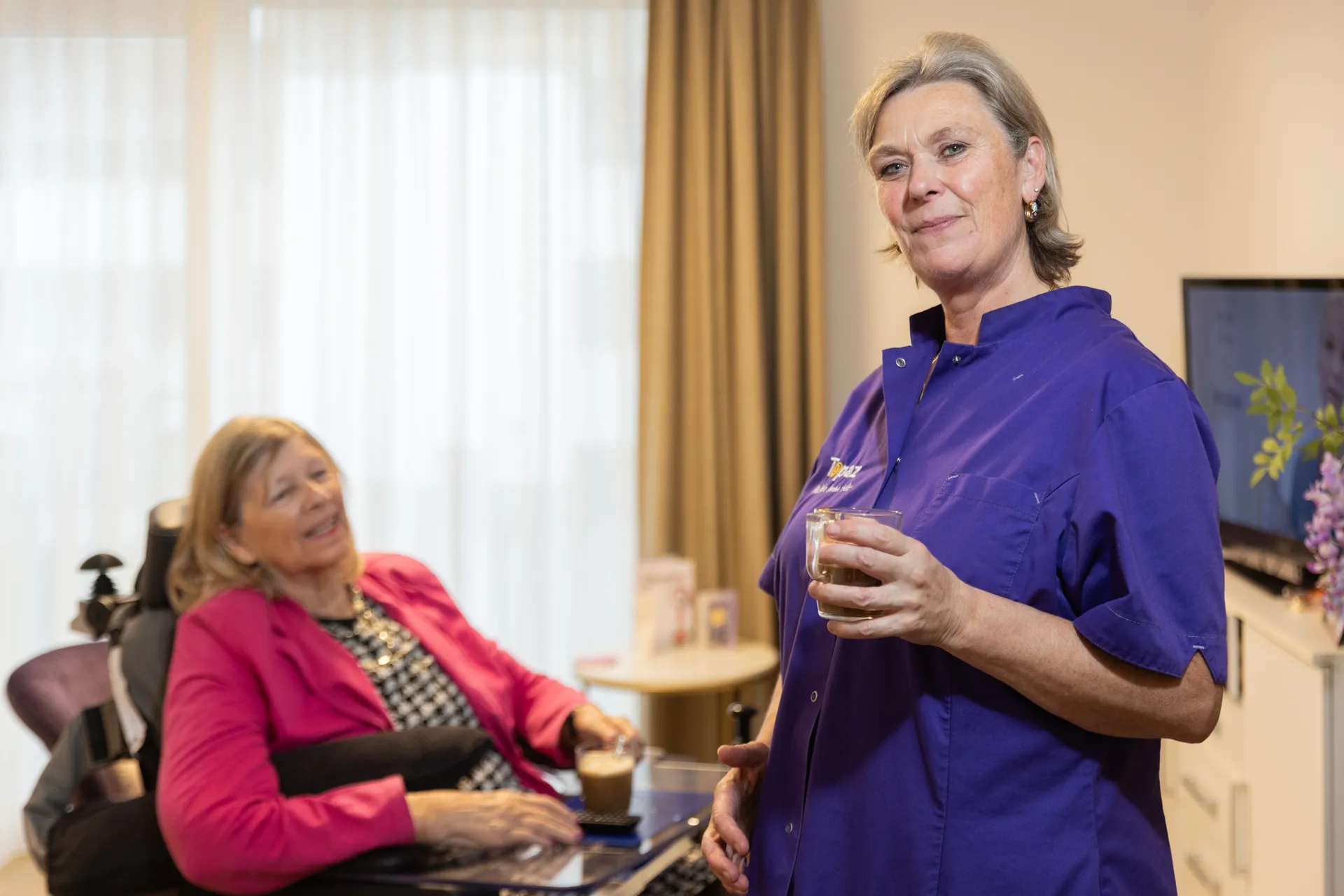 Zorgcollega van Topaz samen met een bewoner