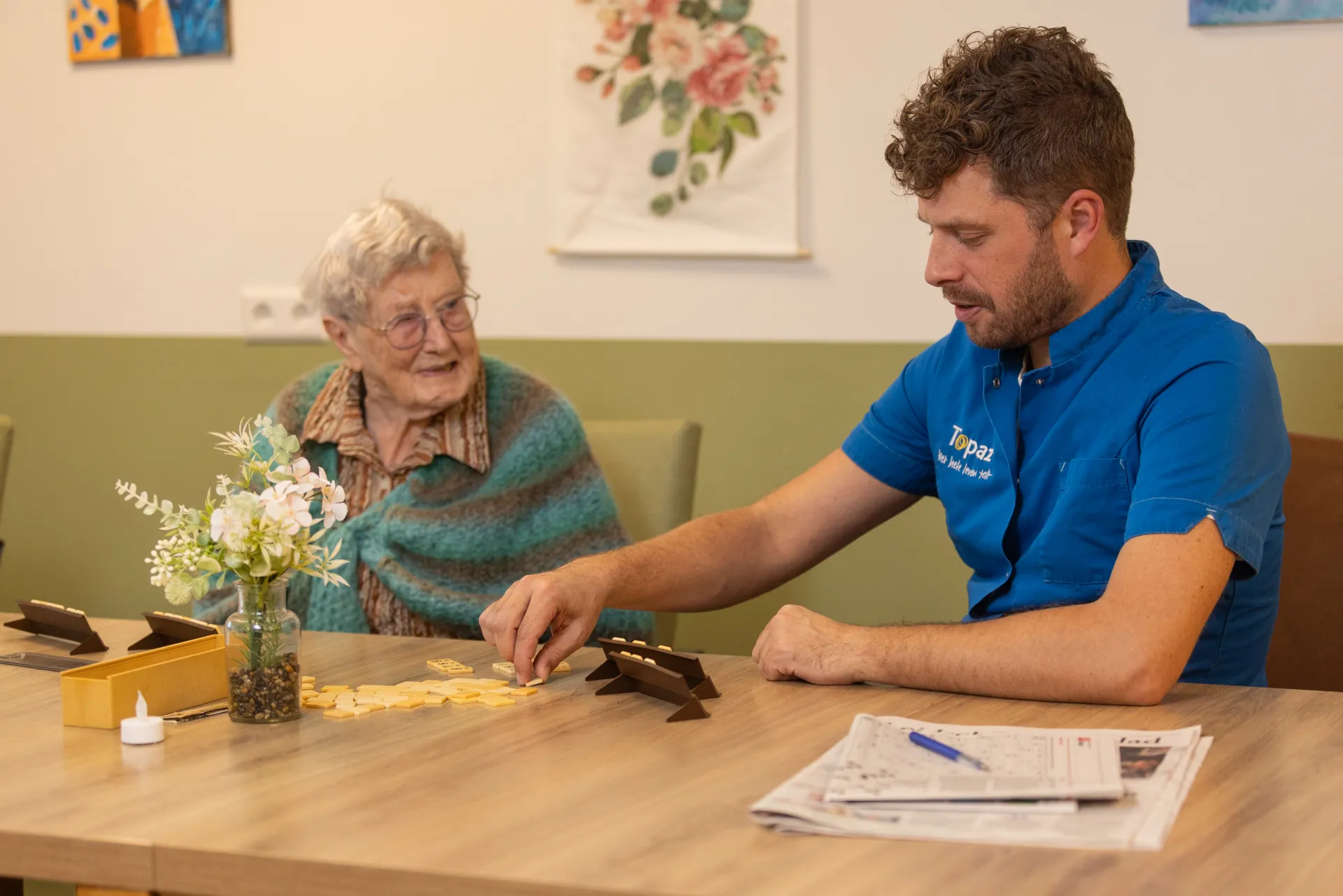 Zorgcollega van Topaz samen met een bewoner Zorgcollega van Topaz samen met een bewoner