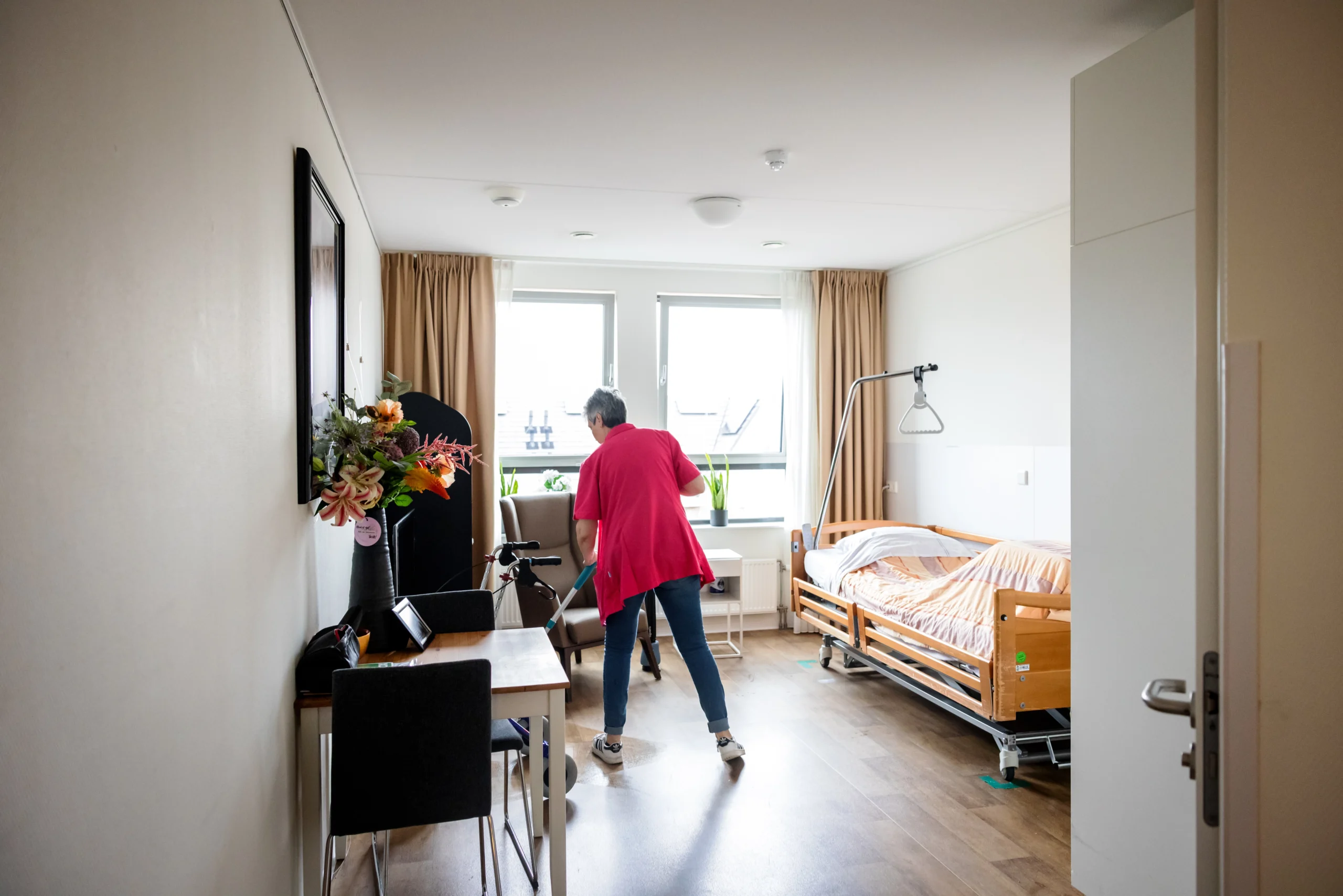 Collega van Topaz maakt een ruimte schoon