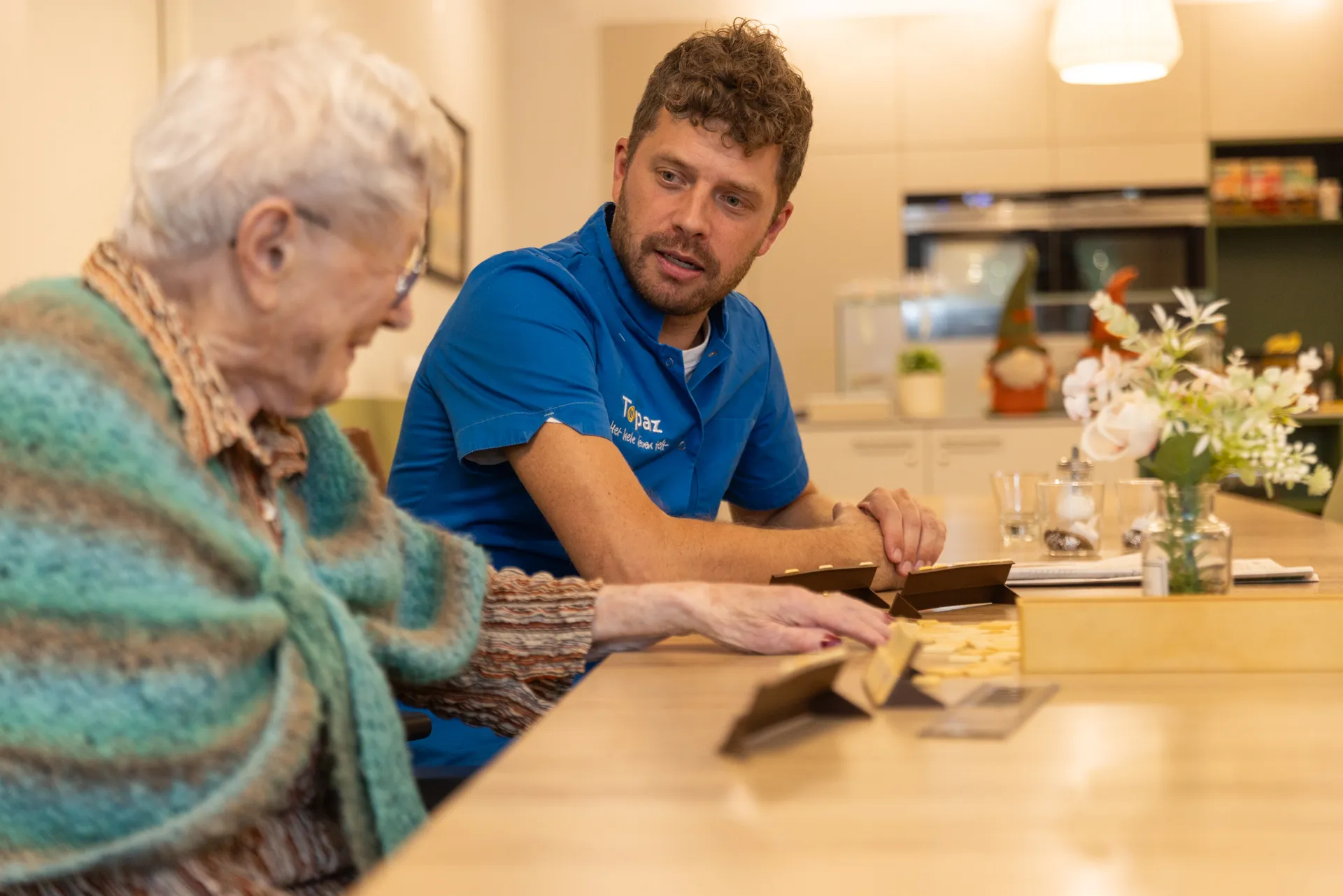 Zorgcollega van Topaz samen met een bewoner