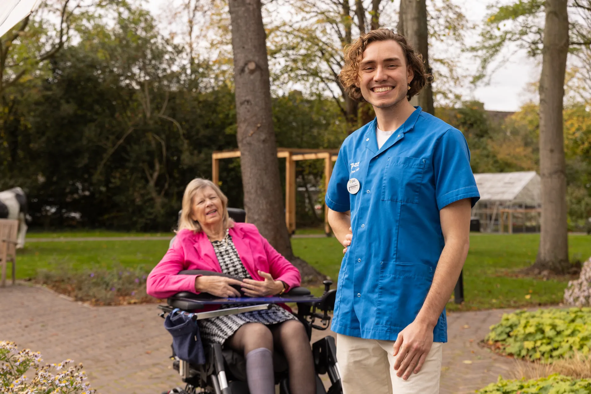 Zorgcollega van Topaz samen met een bewoner
