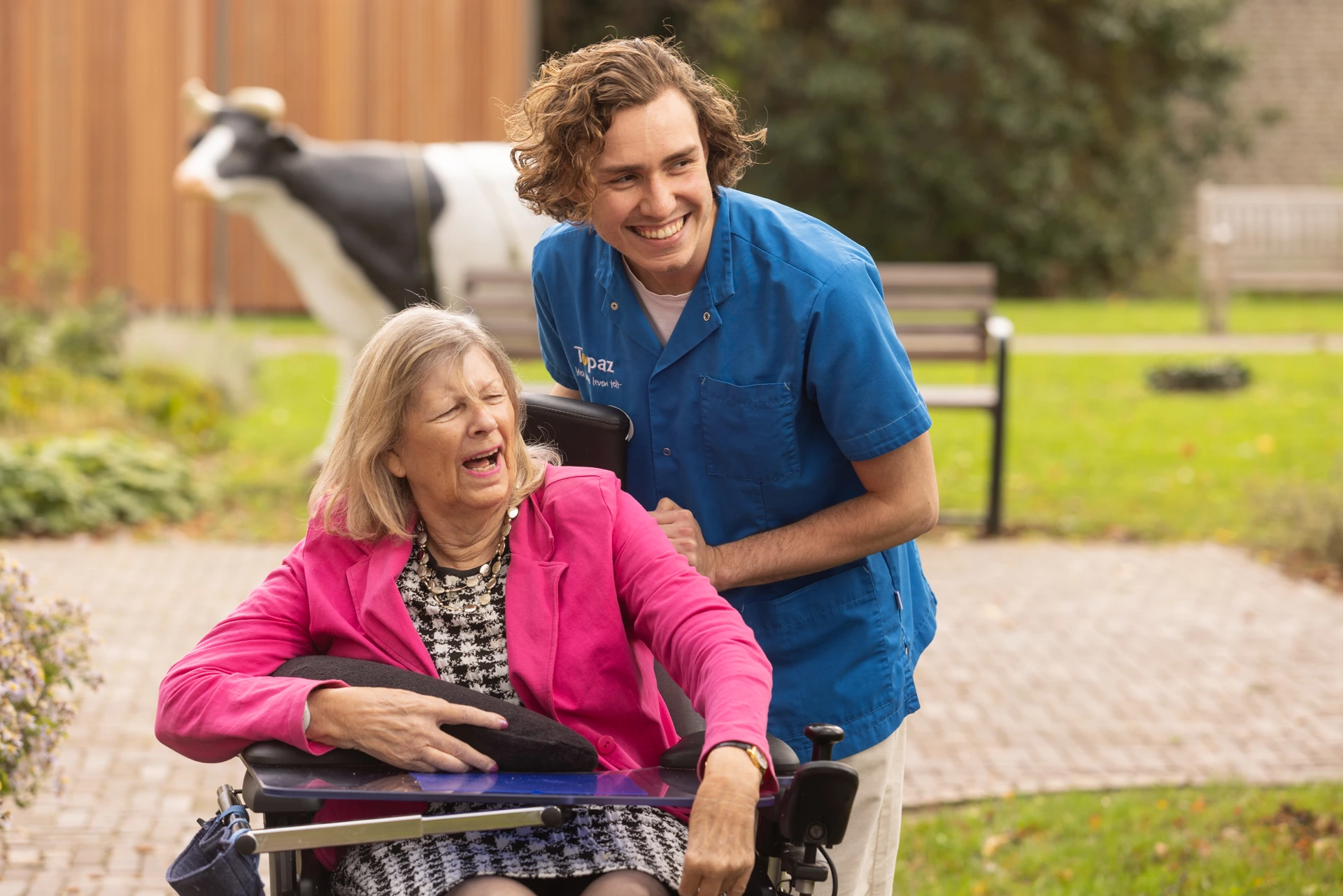 Zorgcollega van Topaz samen met een bewoner
Zorgcollega van Topaz samen met een bewoner