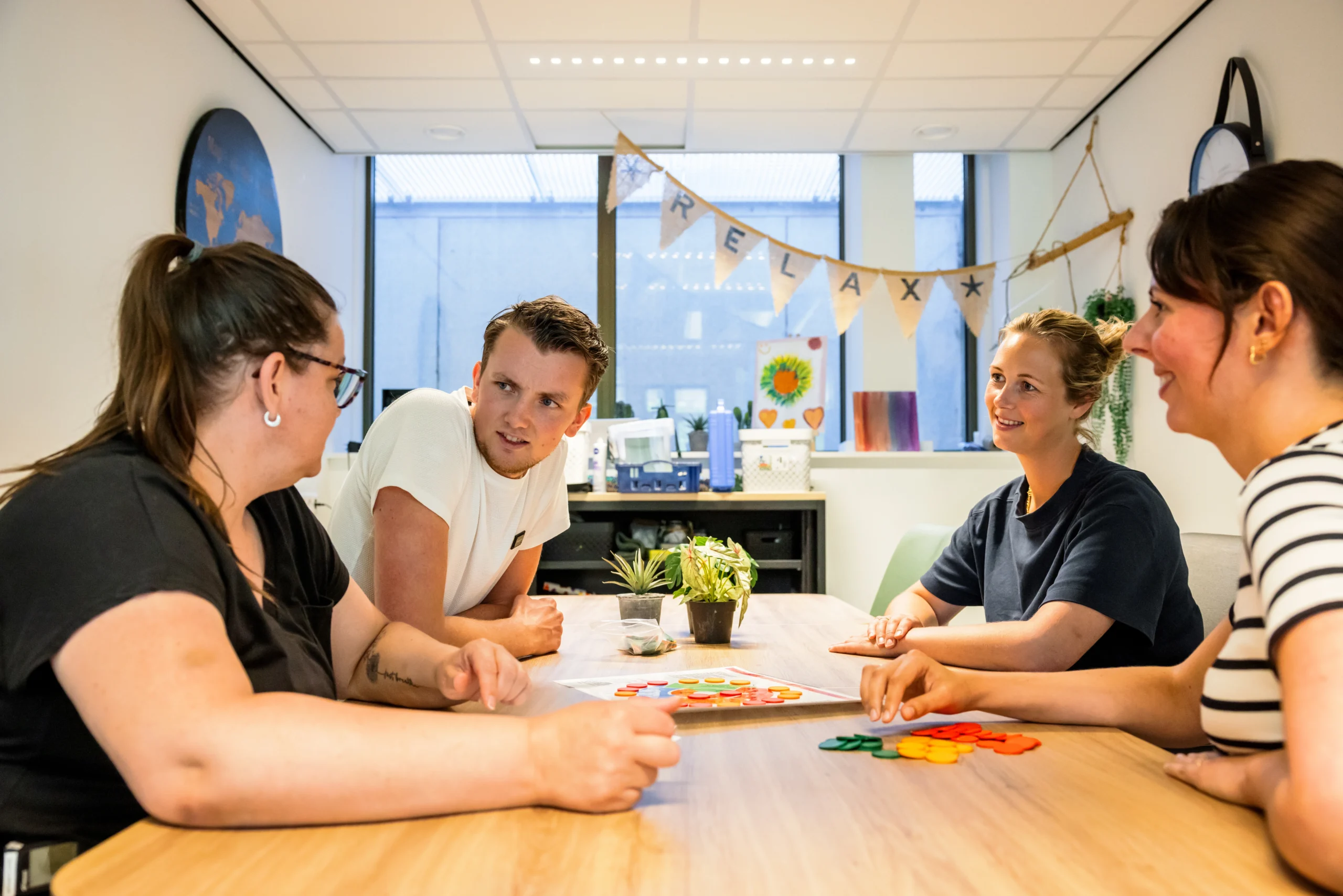 Collega's van Topaz in overleg met elkaar