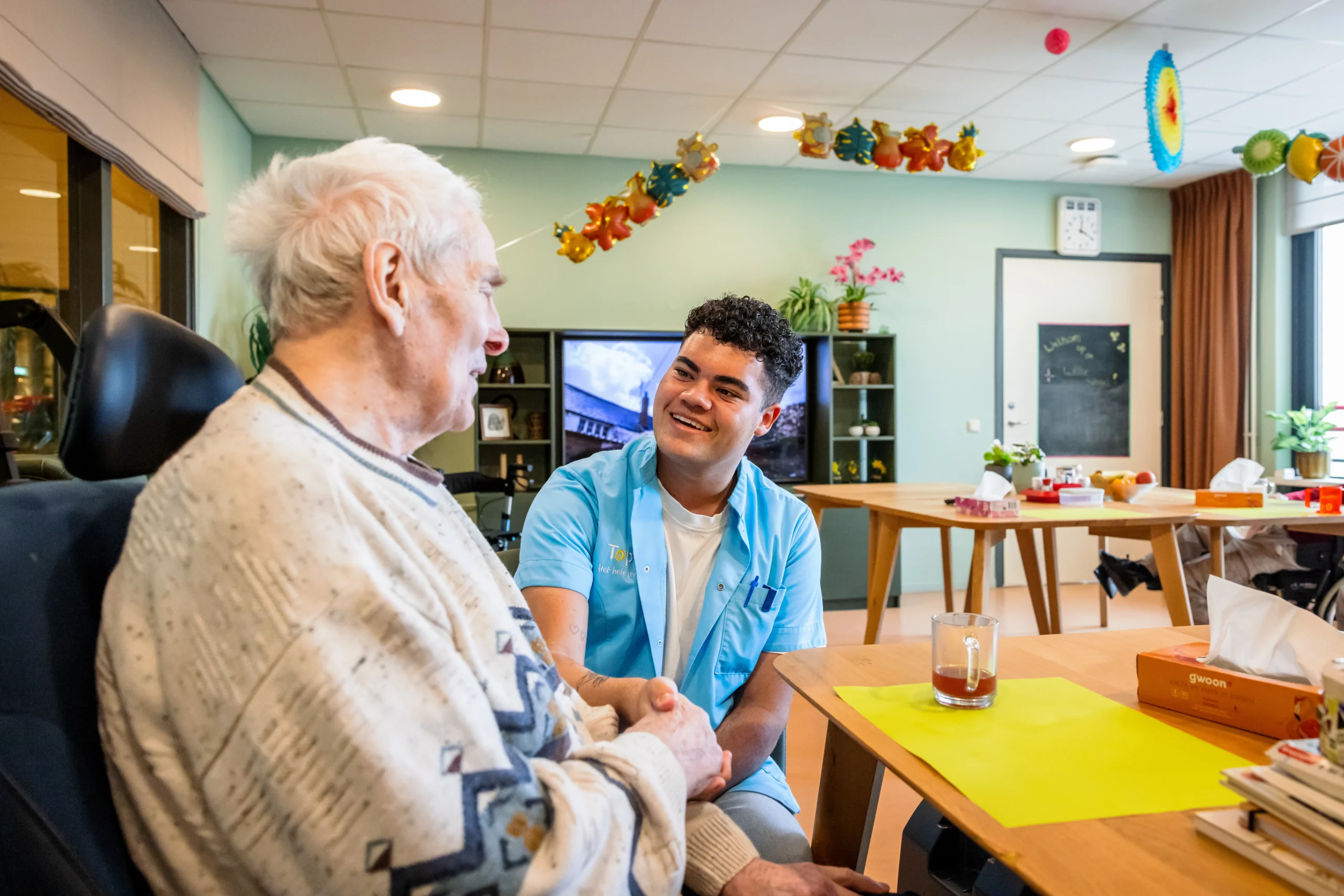 Zorgcollega van Topaz samen met bewoner