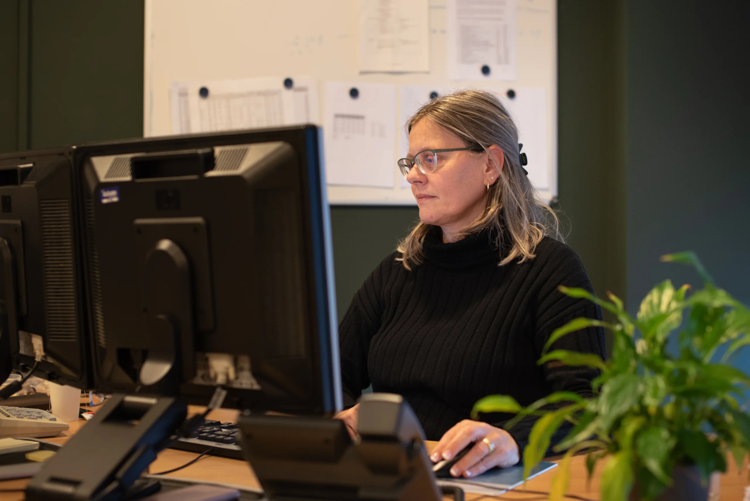 Collega van Topaz zit achter de computer
